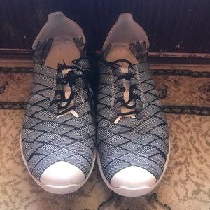 Nike size 9 black and white tennis shoes.